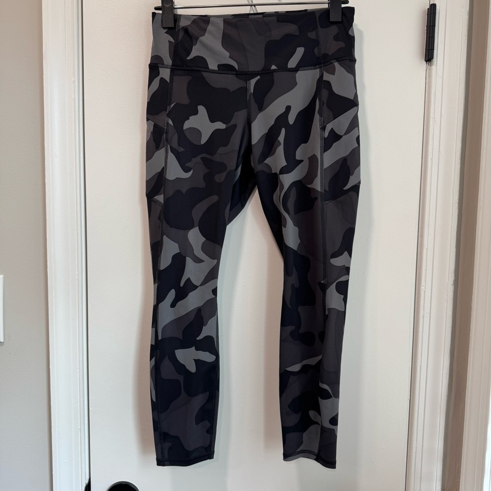 Athleta Small Petite Camouflage Print cropped Leggings with zip thigh pockets